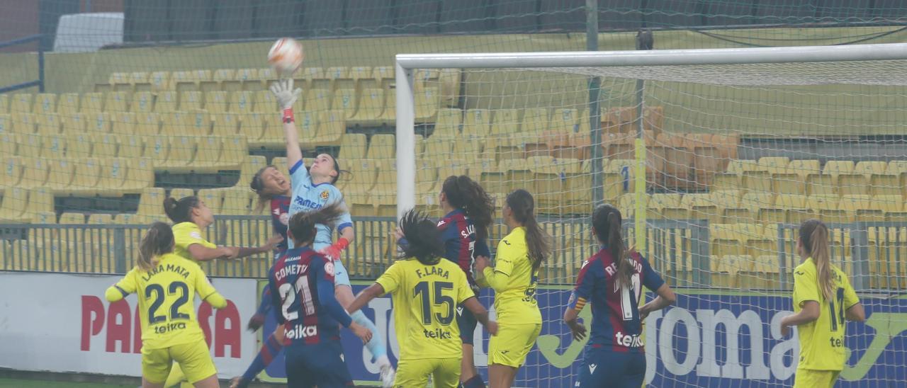 La portera Elena de Toro rechaza un balón en una acción ofensiva levantinista a balón parado en el Mini Estadi.