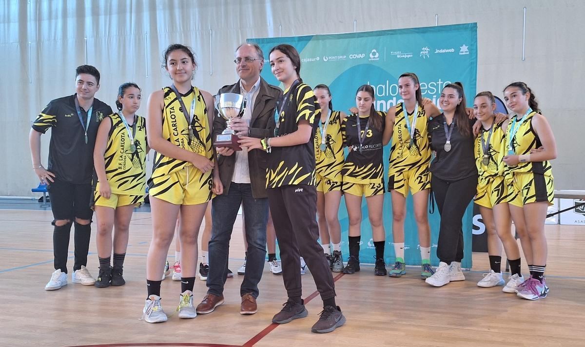 La Carlota, con el trofeo de subcampeón provincial infantil femenina.