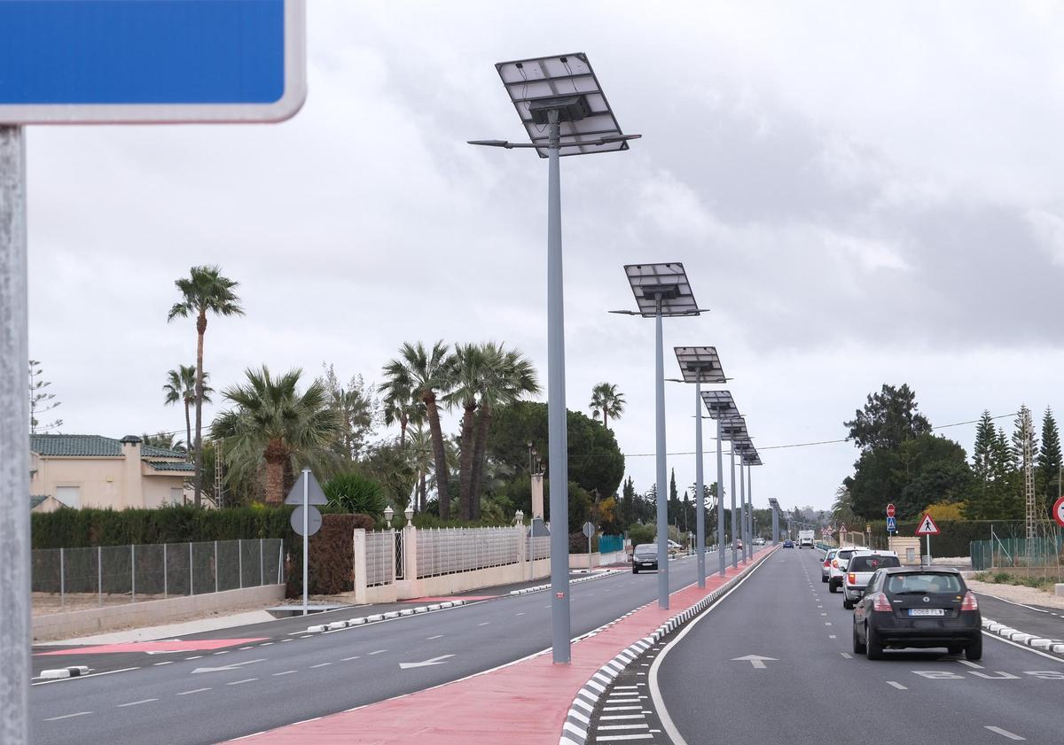 Las farolas solares incorporadas en la CV-865