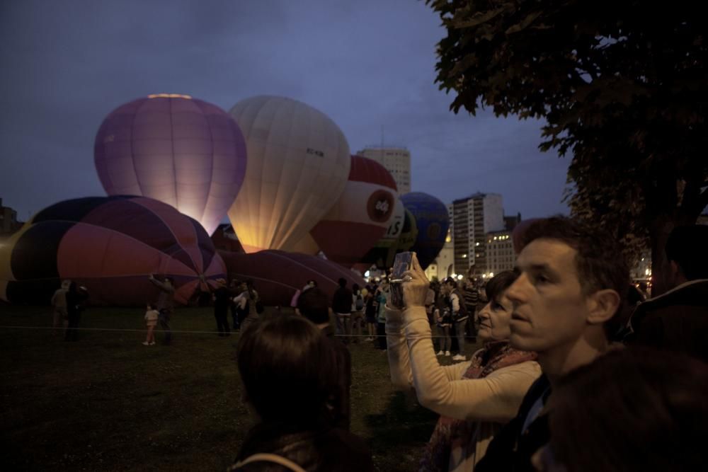 Los globos aerostáticos se iluminan con la música en el "solarón" de Gijón.