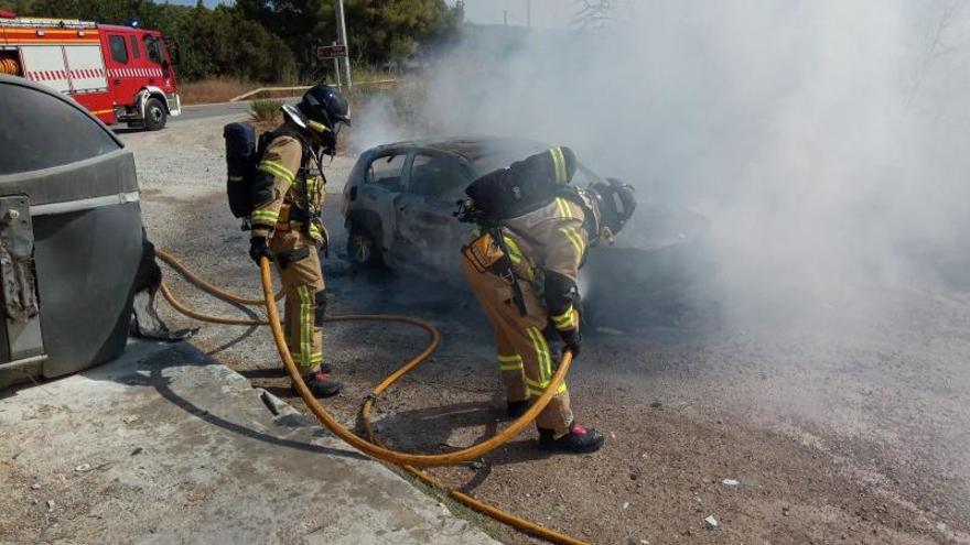 Un coche arde en Sant Antoni y causa un conato de incendio forestal