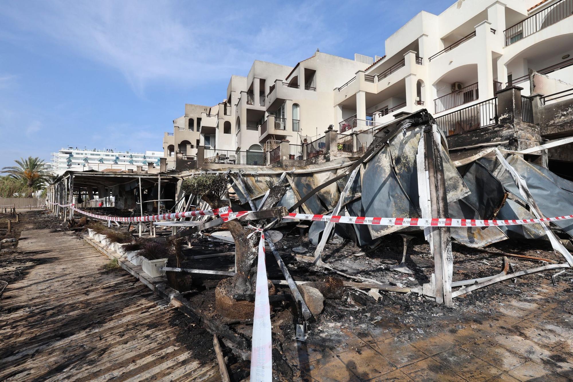 Todas las imágenes del devastador incendio en una zona de ocio de Ibiza