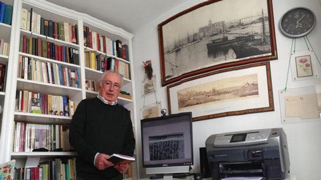 Manuel Pérez Villanúa, esta semana en el despacho de su casa. En el ordenador, la partida de bautismo de la hija de Bernardo de Gálvez.
