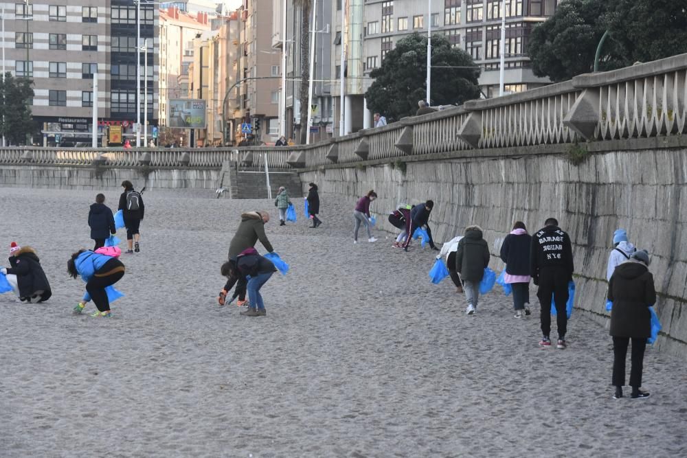 Mar de fábula | Limpieza de playas en Riazor y Orzán