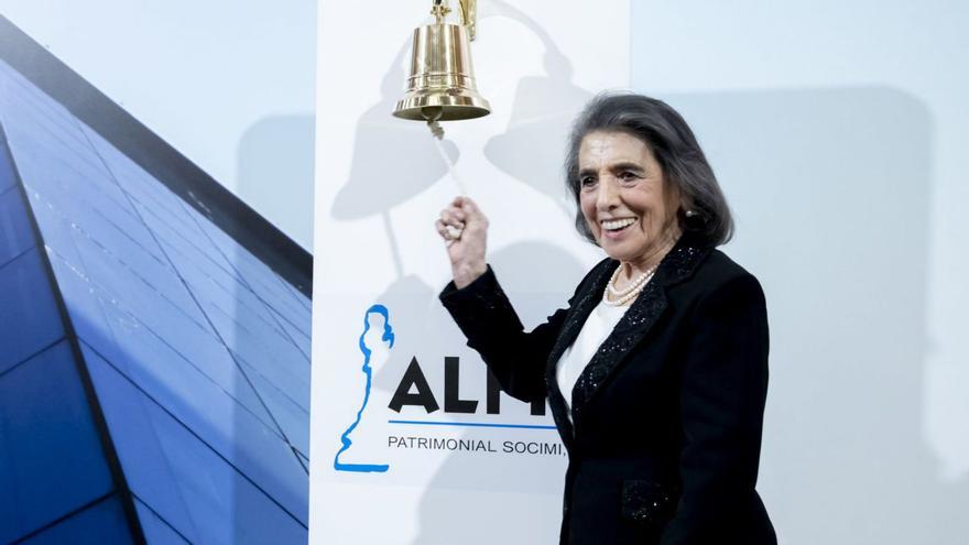 La presidenta de honor de la empresa, María Isabel Palma, toca la campana de la salida a bolsa.