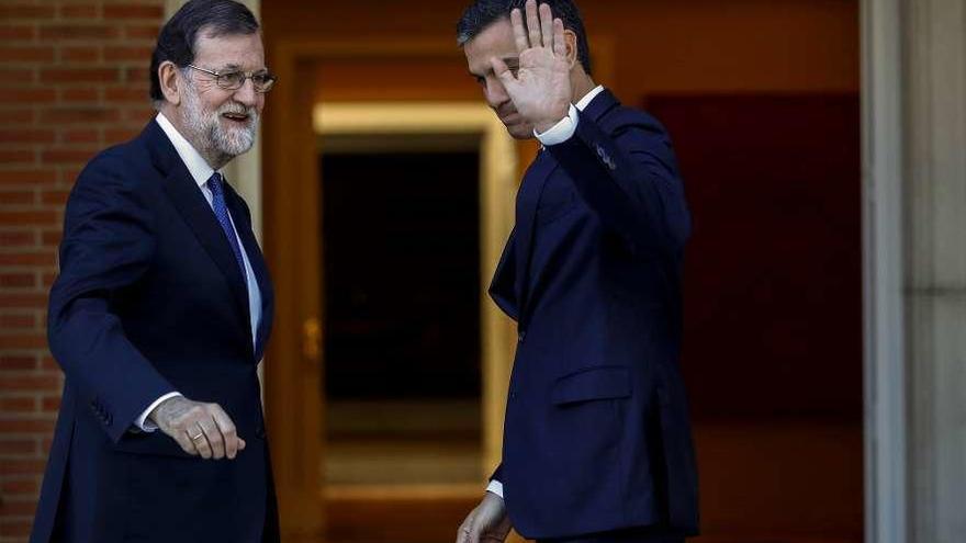 Rajoy recibe al secretario general del PSOE a la puerta de la Moncloa. // Efe