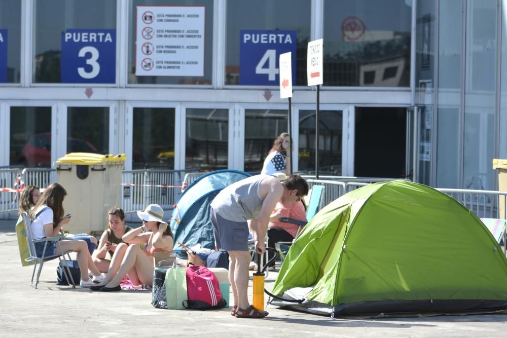 Las primeras fans se instalan en tiendas de campaña para asegurarse un sitio en primera fila en el concierto que el cantante ofrecerá este viernes en el Coliseum.