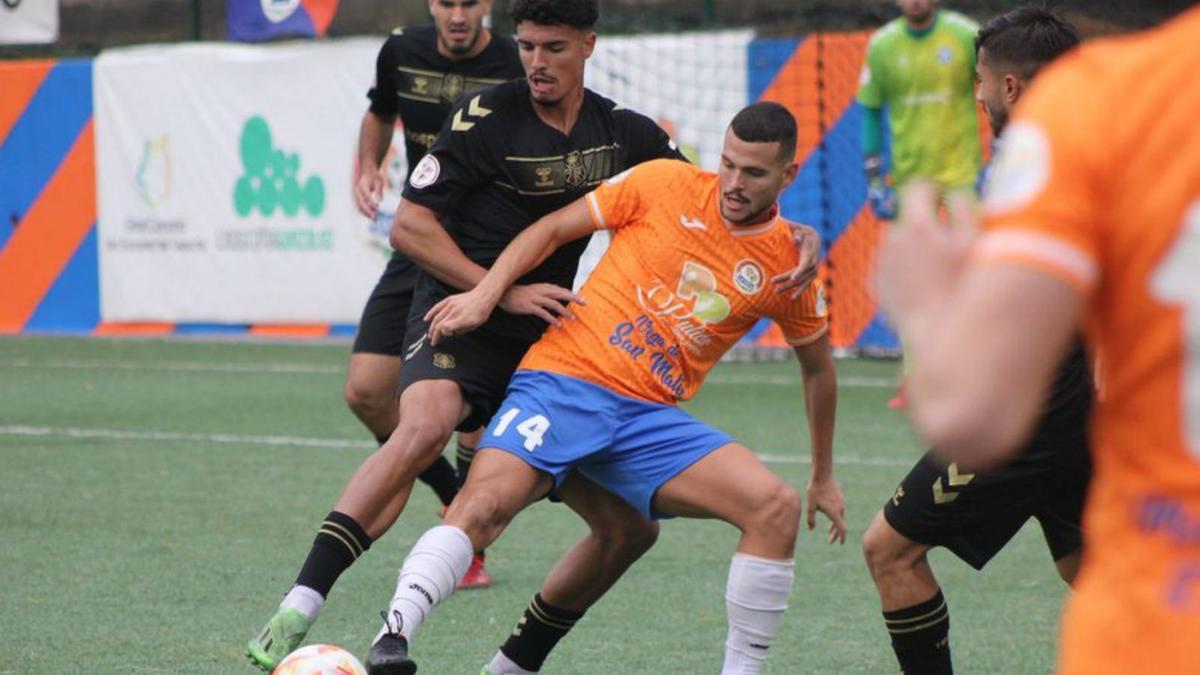 Un momento del partido de ayer entre el San Mateo y el Tenerife B.  | |