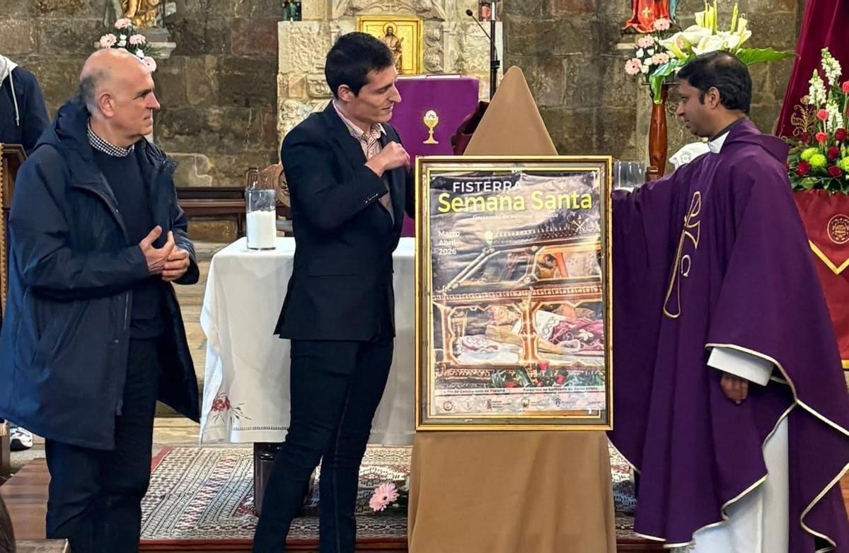 O alcalde, Luis Insua, segundo esquerda, na presentación do cartel.
