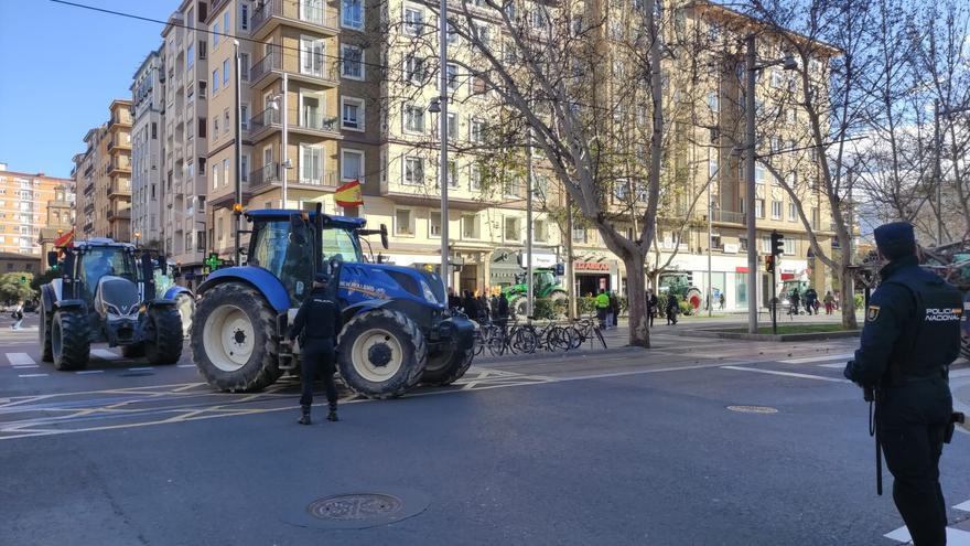 Varios tractores alcanzan el centro de Zaragoza