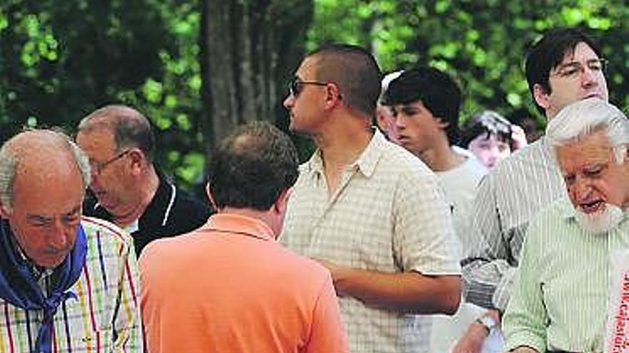 Reparto del bollo en el Martes de Campo del año pasado.