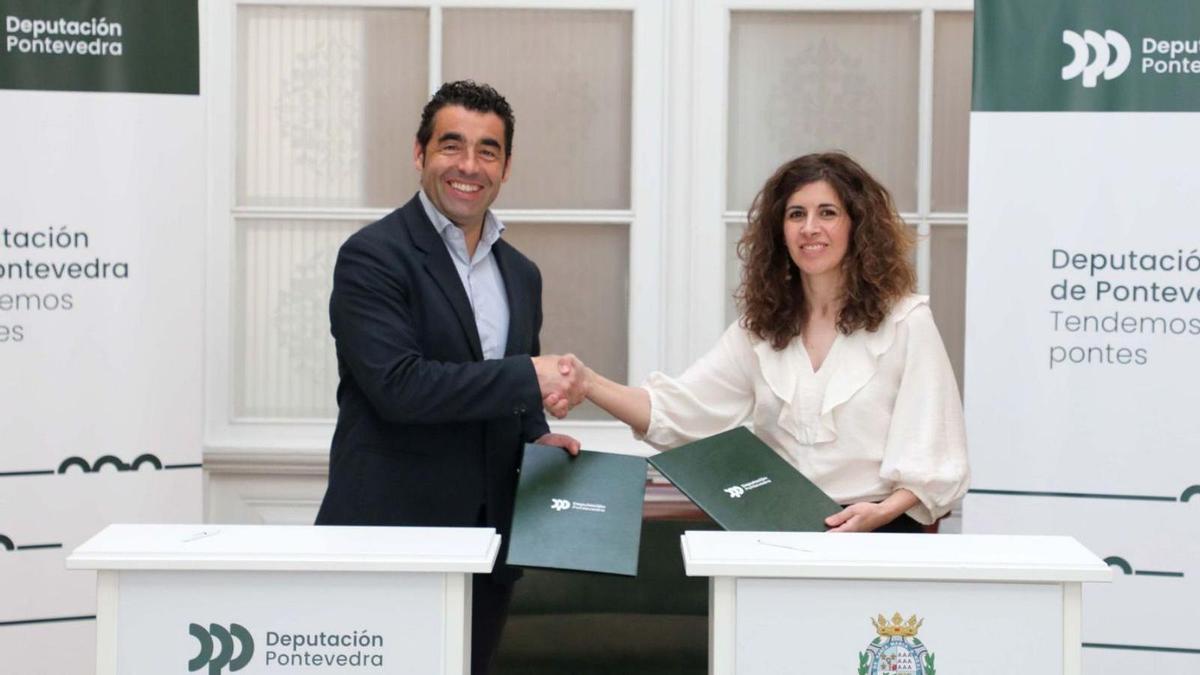 Luis López y Cristina Correa, tras la firma del convenio.