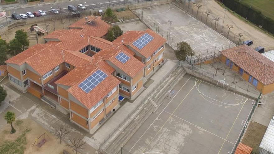 Plaques solars al sostre de l&#039;escola municipal d&#039;Avià