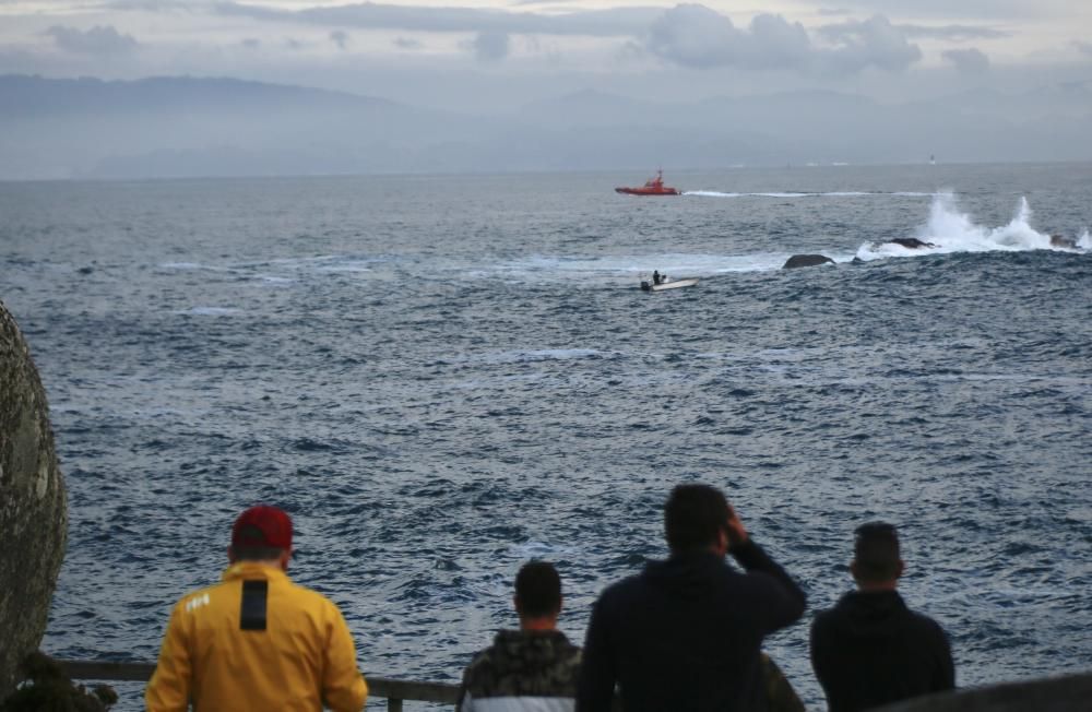 Medios de salvamento y emergencias buscan por mar y tierra al tripulante desaparecido tras volcar un pesquero cerca de las Illas Ons