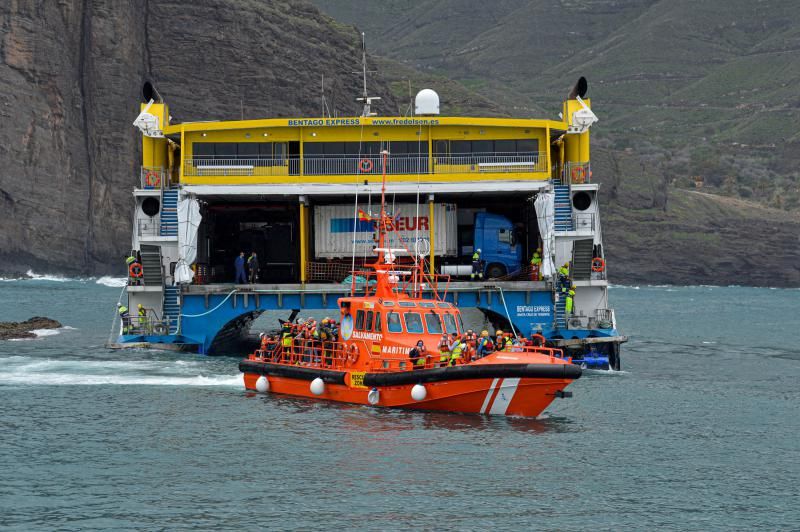 Traslado a puerto de los pasajeros del ferry encallado en Agaete