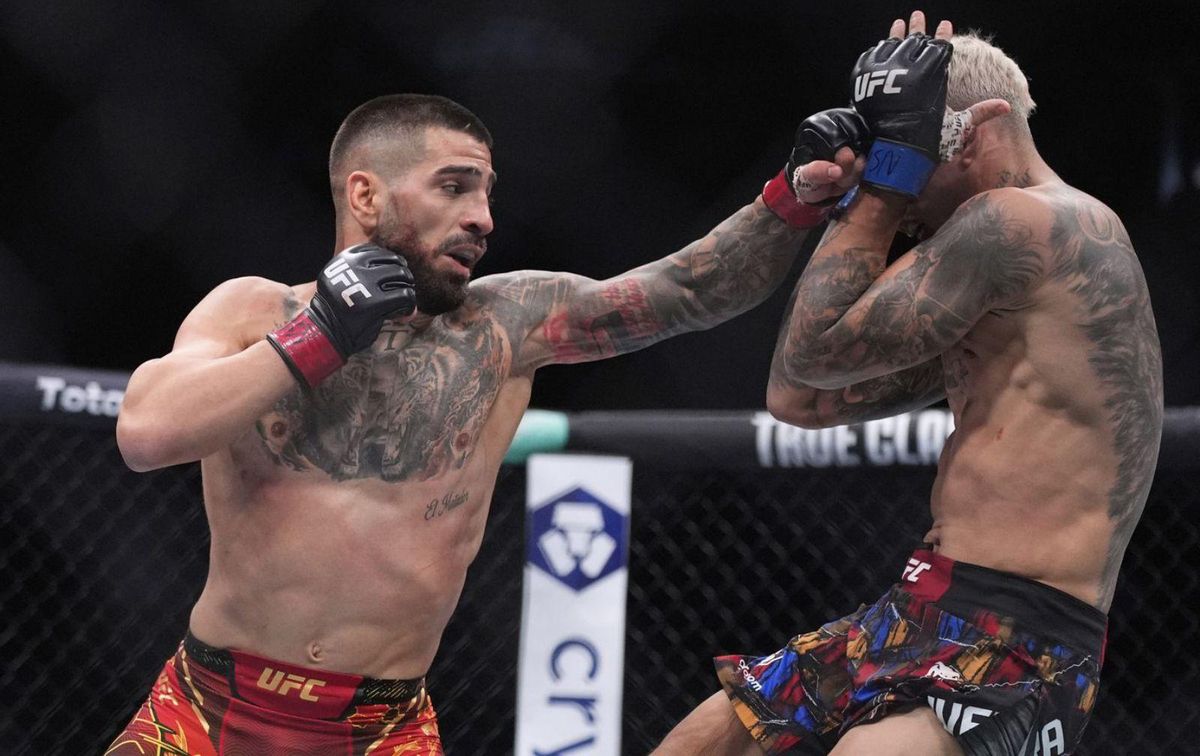 Ilia Topuria ataca Charles Oliveira, en un combat d’ahir a la matinada a Las Vegas. | JOHN LOCHER / AP
