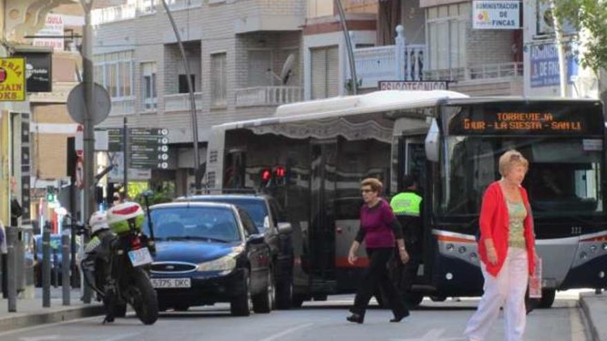 Los coches mal aparcados desbordan la calle Ramón Gallud y provocan atascos