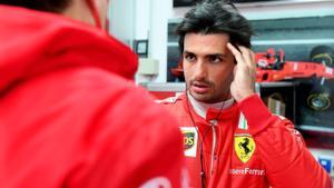 Sainz conversa con los miembros de su equipo en el box de Ferrari  