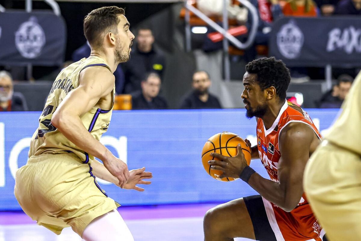 Satoransky, in a defensive action against BAXI Manresa