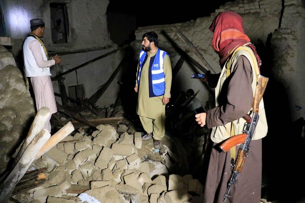 Gayan (Afghanistan), 22/06/2022.- Members of the Taliban security and rescue workers survey a damaged house after an earthquake, in Gayan village, Paktia province, Afghanistan, 22 June 2022. More than 1,000 people were killed and over 1,500 others injured after a 5.9 magnitude earthquake hit eastern Afghanistan before dawn on 22 June, Afghanistan’s state-run Bakhtar News Agency reported. According to authorities the death toll is likely to rise. (Terremoto/sismo, Afganistán) EFE/EPA/STRINGER BEST QUALITY AVAILABLE