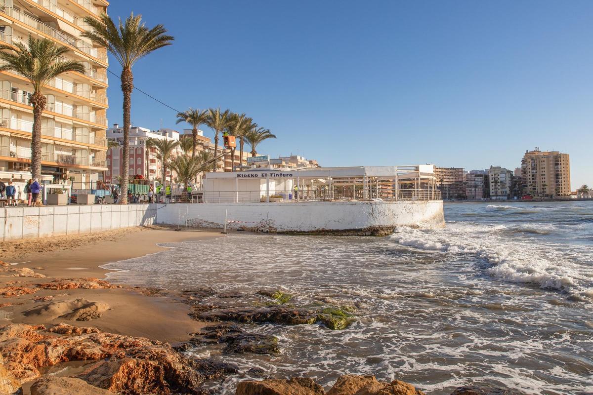 El Tintero desde el espigón de las "piscinas naturales" del paseo de Juan Aparicio--Las Rocas