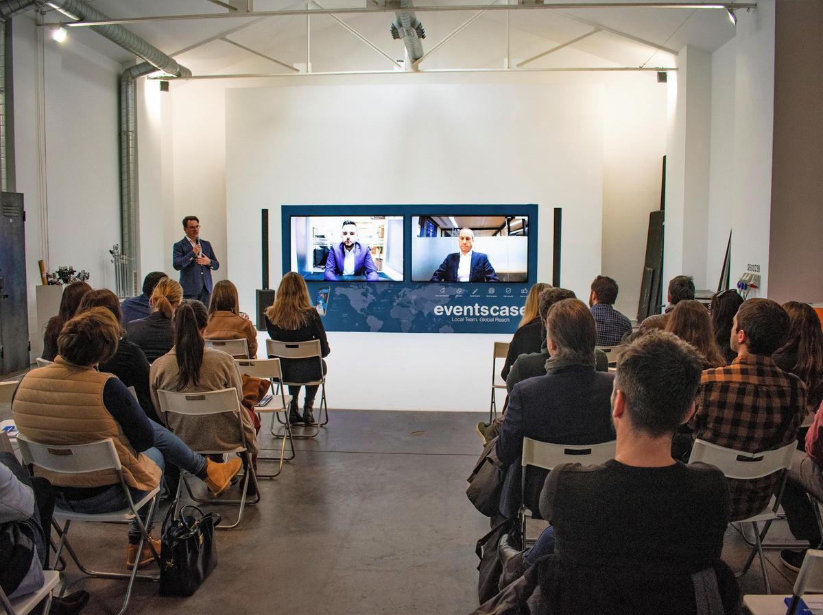 EventsCase está especializada en la realización de eventos híbridos, en los que cuenta con asistentes presenciales junto a conferenciantes virtuales.