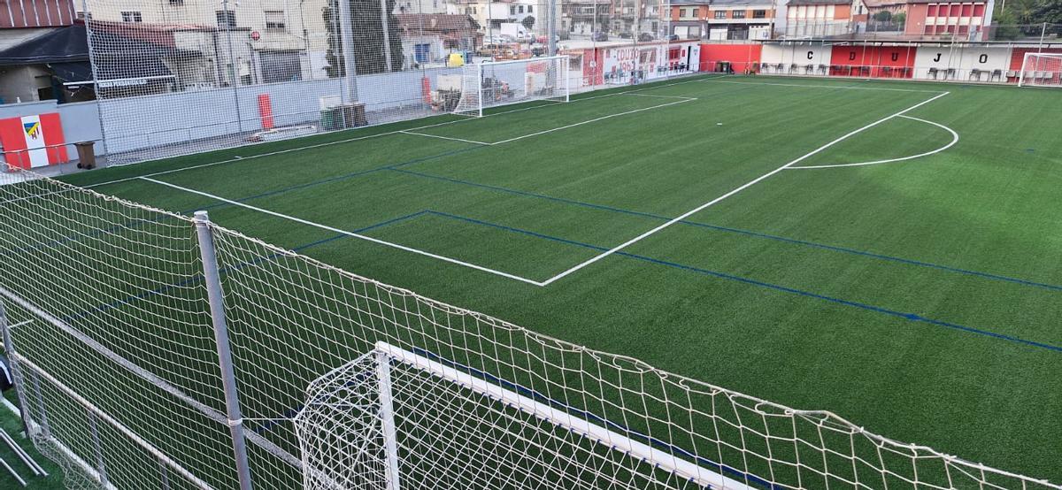 El renovado campo de fútbol de Ujo.