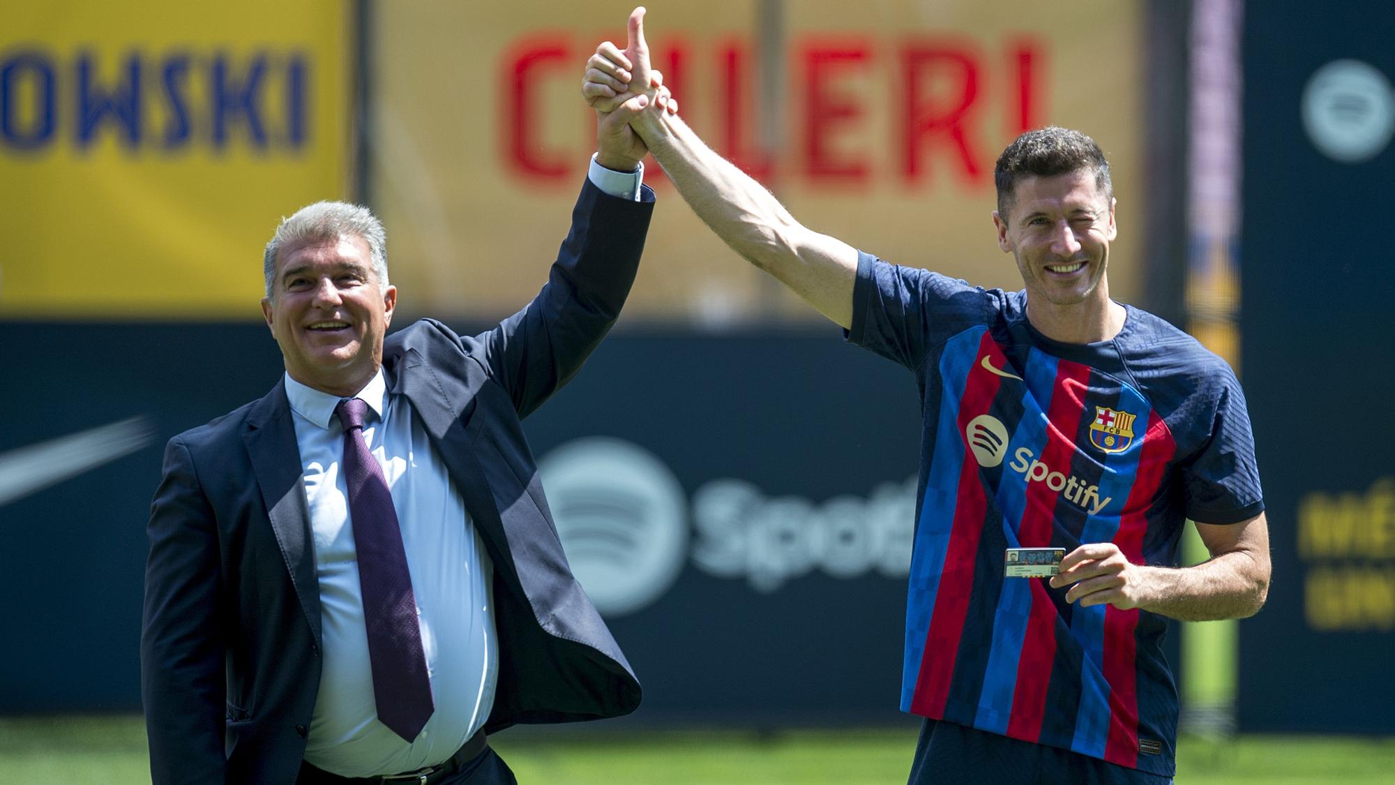 Barcelona 05.08.2022 Deportes. Joan Laporta junto al delantero Robert Lewandowski presentado este mediodía como nuevo jugador del Barça en el Camp Nou. Fotografía de Jordi Cotrina