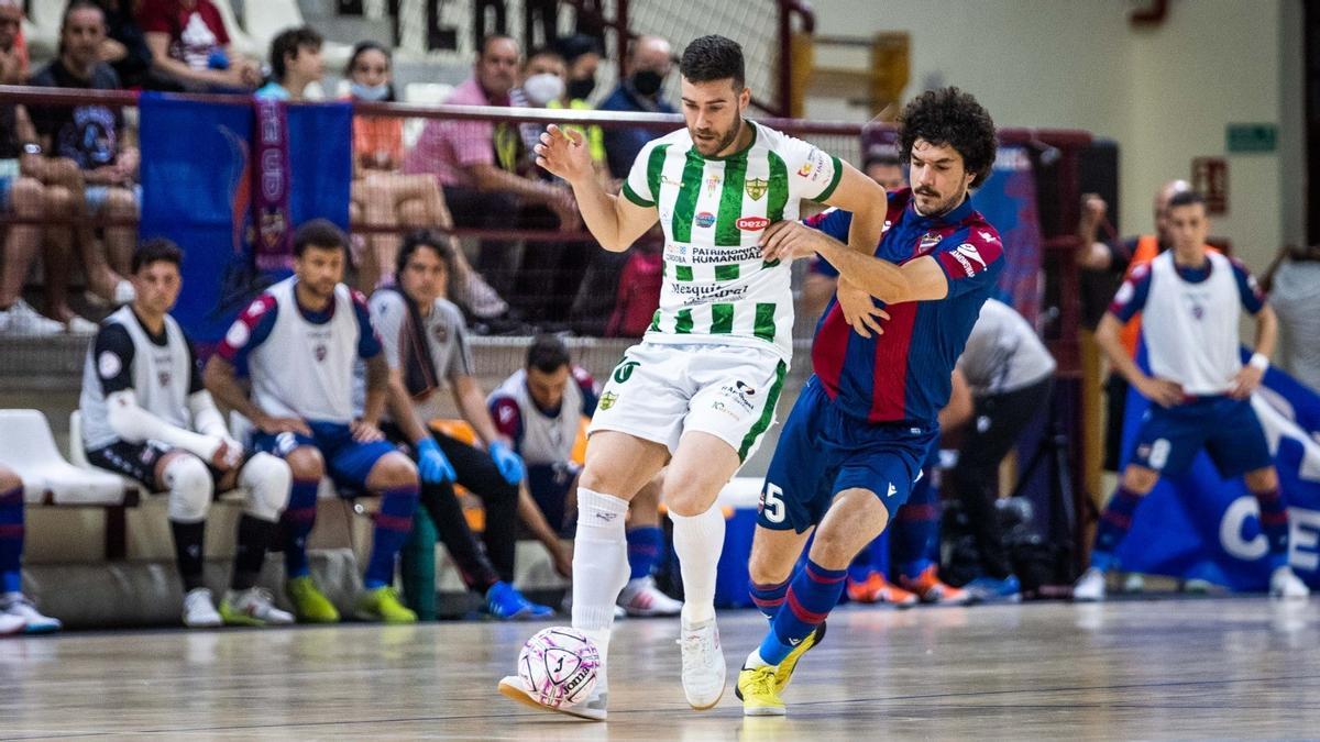 Saura disputa un balón ante Marc Tolrá durante el encuentro.