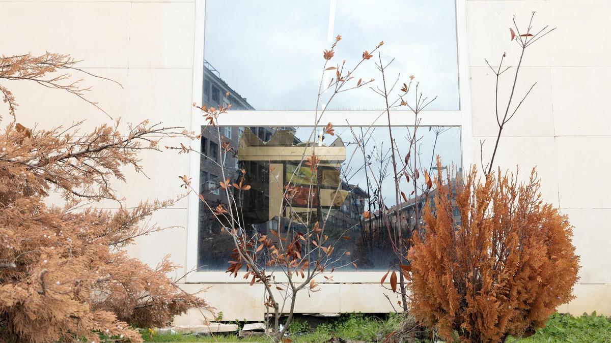 El cristal facturado en la tienda Alcampo donde se cometió el robo.