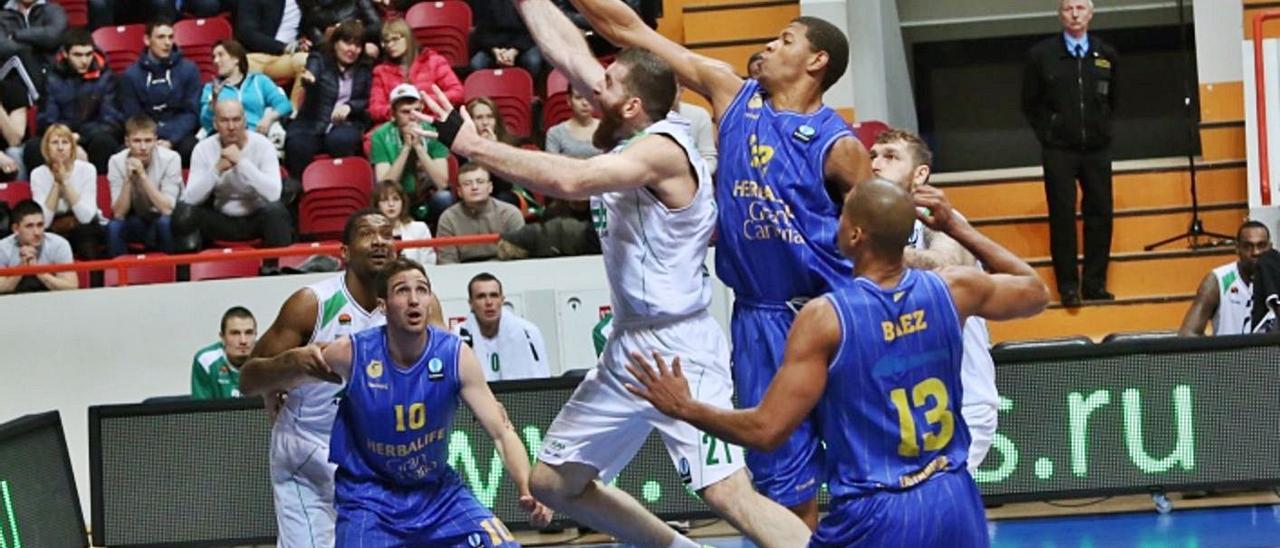 En la imagen, Edy Tavares coloca un tapón a Kostas Kaimakoglou, en aquella semifinal del Granca en 2015 en Kazán | | LP/DLP