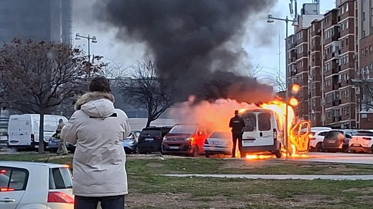 Arde una furgoneta frente a la estación Delicias de Zaragoza.