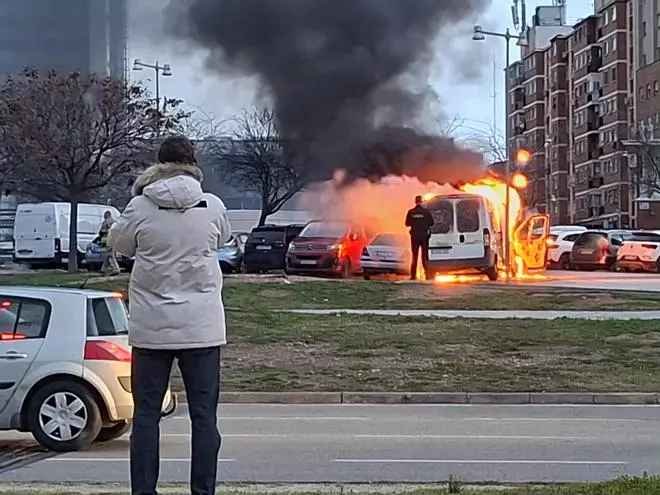 Arde una furgoneta frente a la estación Delicias de Zaragoza.