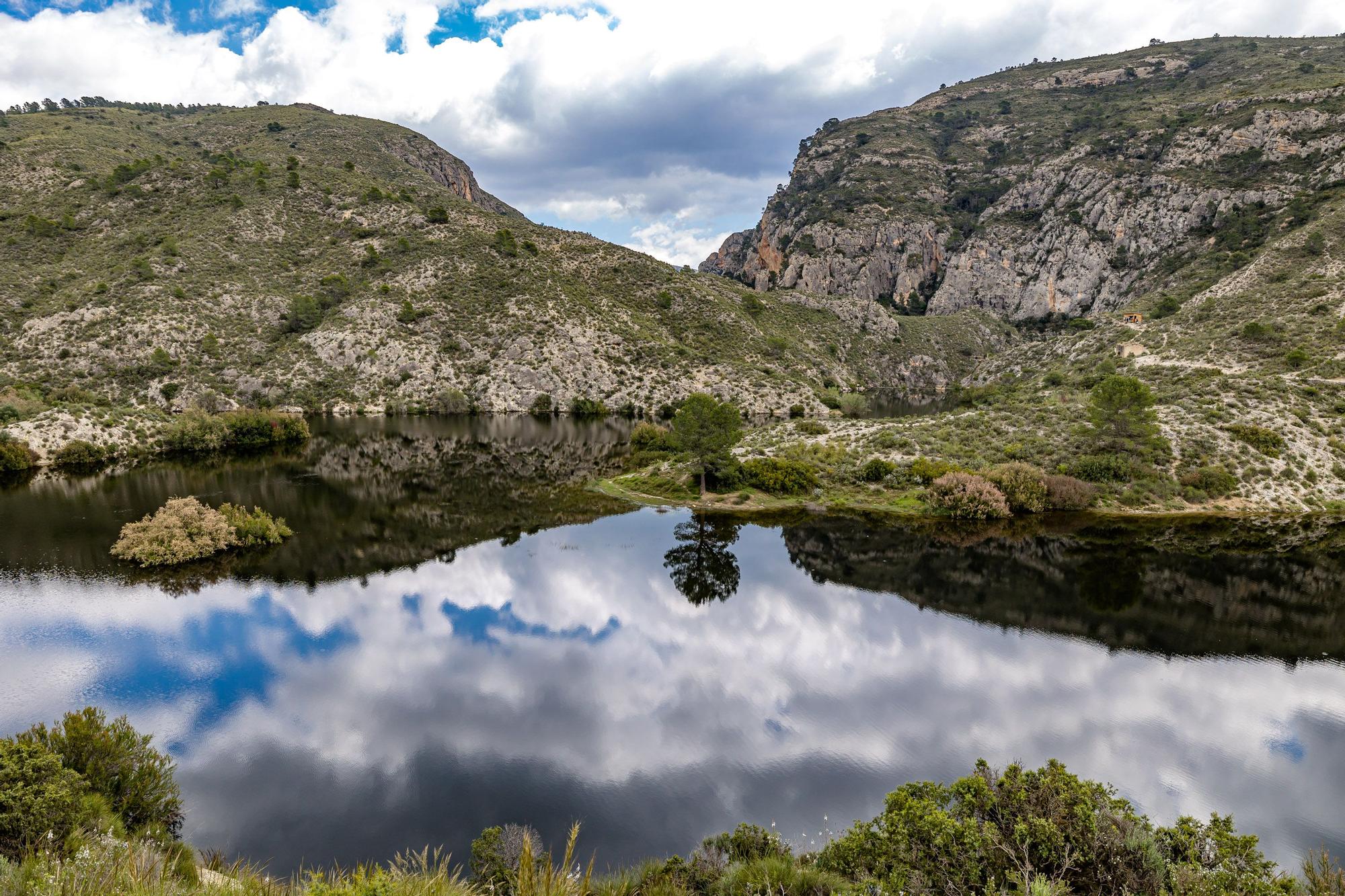 El pantano de Relleu, con 400 años de historia, está en desuso desde que en los años 40 se construyera el del Amadorio, de mayor capacidad pero en él se sigue almacenando agua cuando llueve como ha ocurrido las últimas semanas. Tanta que se ha desbordado por la parte más alta y deja una imagen única con una cascada cayendo al estrecho barranco de 40 metros.