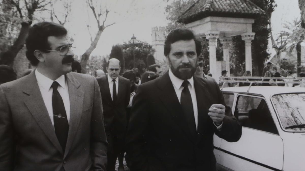 José Rodríguez de la Borbolla, presidente de la Junta de Andalucía, y Julio Anguita, alcalde de Córdoba, en una visita del primero, paseando por los jardines de los Santos Mártires a principios de los 80