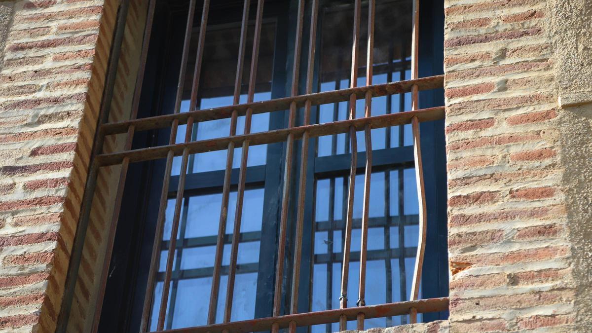Ventana del Museo Arqueológico de Badajoz por la que accedieron los ladrones, ya reparada.