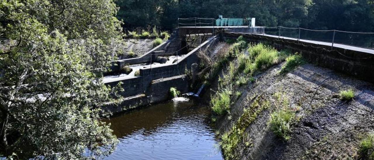 Presa de Pontebora en el río Lérez. |   // RAFA VÁZQUEZ