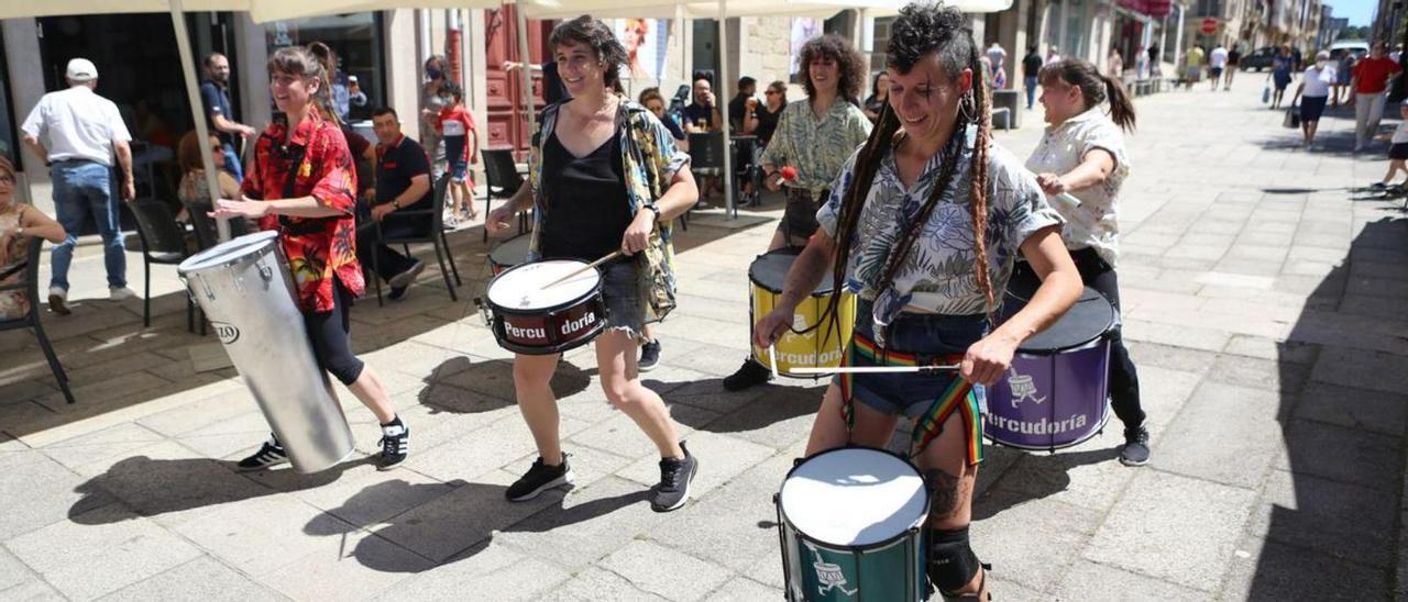 Las Bravatukas recorrieron las calles del centro de Lalín. |   // BERNABÉ/ANA AGRA