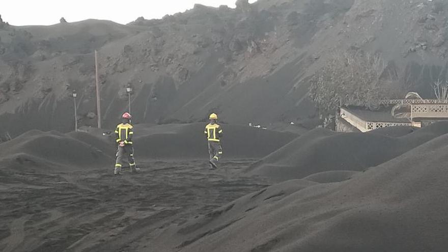 Dos efectivos grancanarios en un mar de cenizas. | | LP/DLP