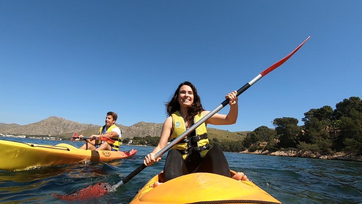 La actriz Alba Brunet y el medallista olímpico Sete Benavides, en el primer capítulo de &#039;Gent de la mar&#039;