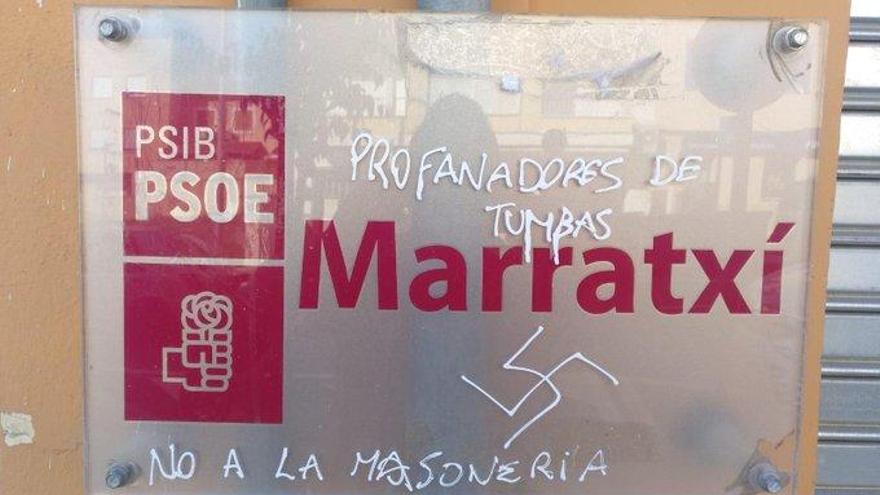 Pintan una esvástica y la palabra &quot;profanadores&quot; en la sede del PSOE de Marratxí