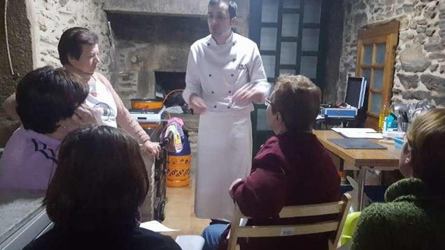 Loño acoge la primera clase del curso de cocina