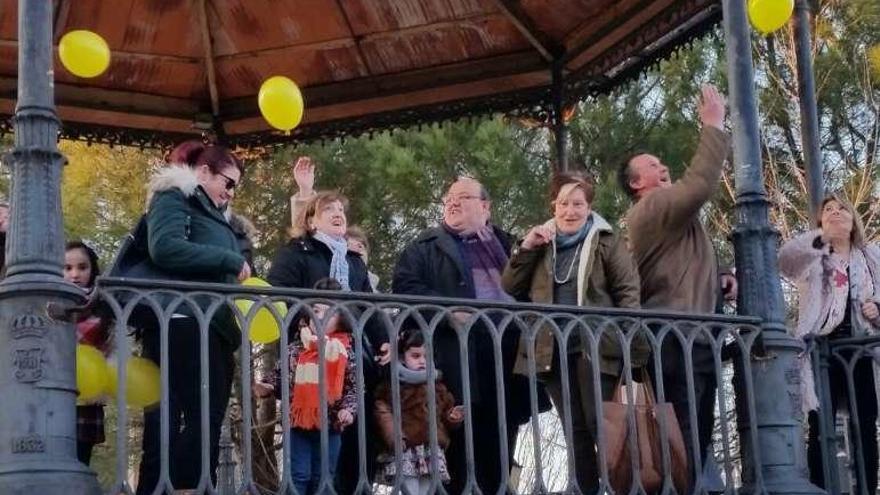 Toresanos sueltan globos amarillos por la ciudad.