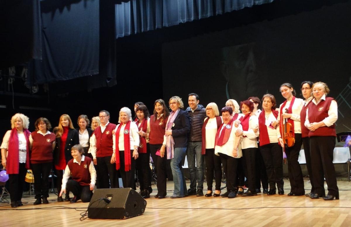 El alcalde y la concejala con los miembros de la Rondalla de Sant Pere.