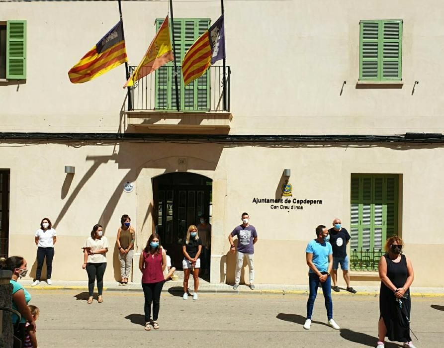 Minuto de silencio en el ayuntamiento de Capdepera.