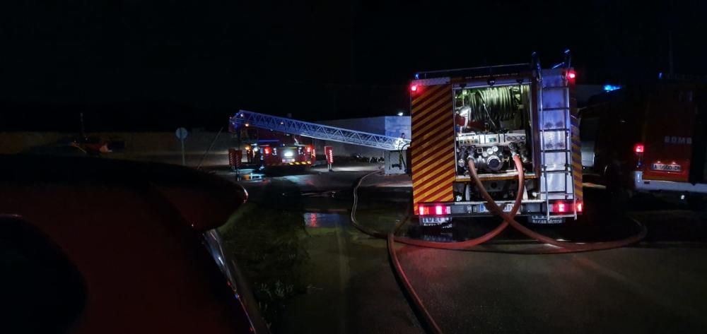 En el siniestro no se produjeron daños personales, aunque si ardió un vehículo de alta gama y la mitad de la nave de unos 200 metros cuadrados en la que se encontraban.