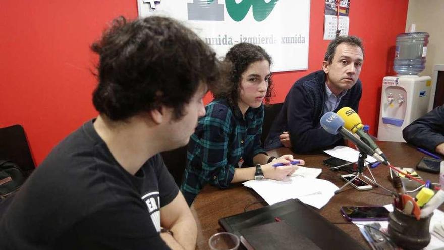 Rodrigo Muñiz, Llarina González y Ovidio Zapico, ayer, en el despacho municipal de IU de Avilés.