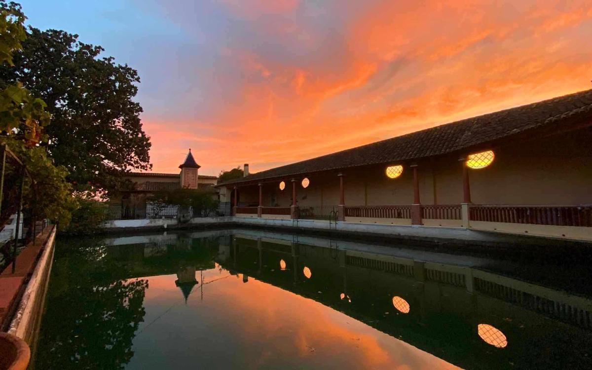 Un atardecer desde una gran balsa ubicada en la alquería.