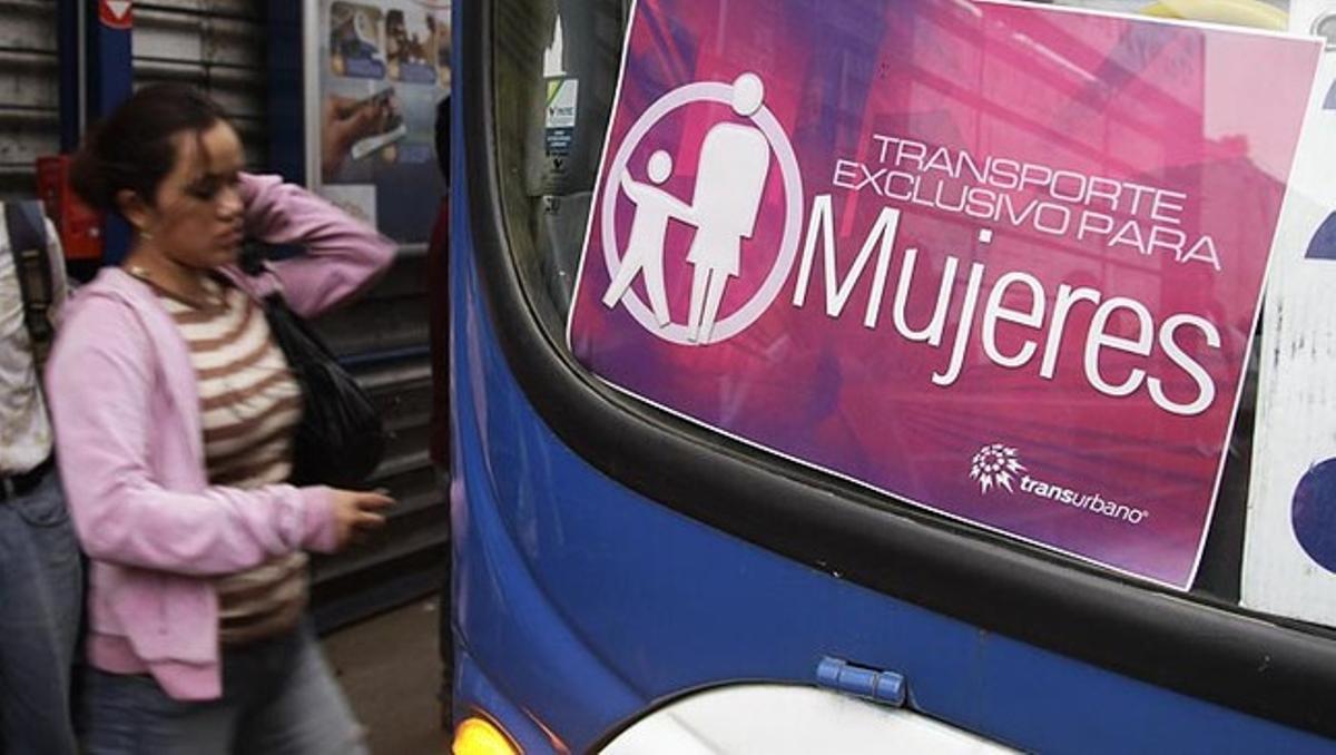 Una dona de la ciutat de Guatemala puja aquest dimecres a un autobús d’ús exclusiu per a dones que ha començat a circular per la capital guatemalenca. L’objectiu d’aquesta iniciativa és protegir-les d’abusos i agressions per part dels homes.