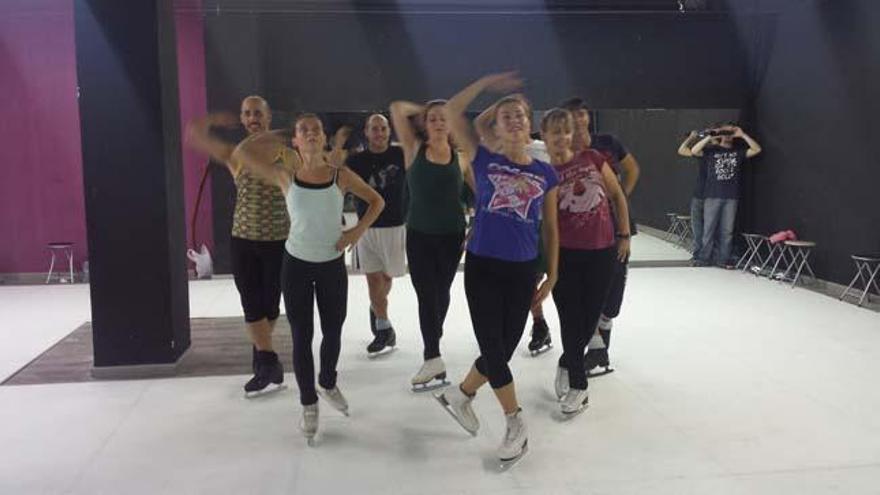 Los artistas del espectáculo Broadway on ice ensayando